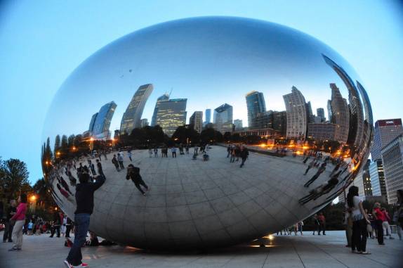 Outra vez, admirando o reflexo da cidade na mais popular obra de arte de Chicago, em Illinois, nos Estados Unidos